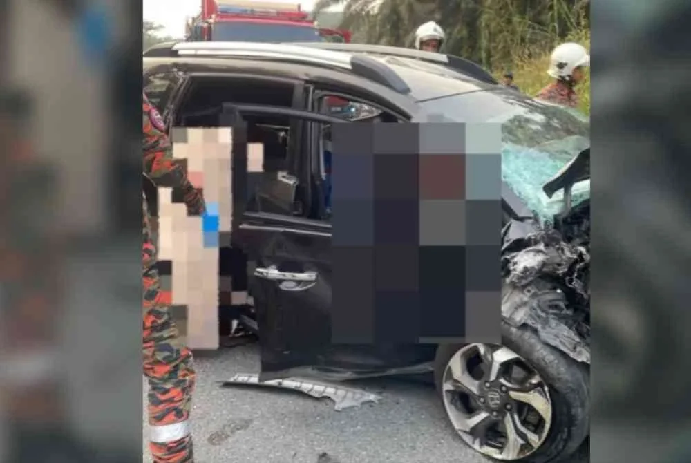 Kemalangan dipercayai berlaku apabila Honda BR-V dari arah Kota Tinggi menghala ke Kluang terbabas memasuki laluan bertentangan sebelum bertembung dengan Perodua Axia.