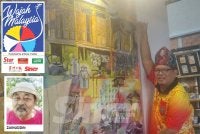 Haron menunjukkan lukisan berkaitan kehidupan masyarakat etnik Banjar yang dihasilkannya.