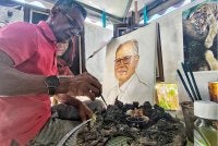 Ismail Hyatt tekun memperhalusi lukisan potret Menteri Besar Pahang, Datuk Seri Wan Rosdy Wan Ismail menggunakan berus dan palet cat minyak di galerinya.