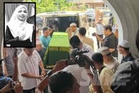 Jenazah Allahyarham Dr Ainul diusung masuk ke masjid di Pengkalan Chepa.