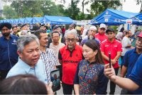 Hannah (kanan) dan Tengku Ahmad Badli (tengah) sepanjang sesi libat urus di Fiesta Pasar Malam Kuala Lumpur.