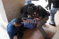 Insiden pergelutan antara warga asing dengan anggota JIM yang berlaku ketika serbuan di Lebuh Pudu, Kuala Lumpur pada Ahad. - FOTO: Rosli Talib