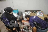 Pegawai KKM melakukan pemeriksaan jenis ubatan yang dirampas dalam serbuan di premis di sekitar Lebuh Pudu, Kuala Lumpur pada Ahad. 