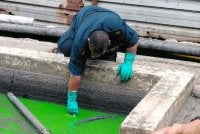 Anggota penguat kuasa menjalankan pemeriksaan dan mengambil sampel bagi mengenal pasti kandungan bahan pencemar untuk analisis 