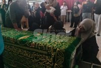 Jenazah Kapten Zainol Afiq tiba di Masjid Bandar Baru Senawang, Seremban pada Ahad. 
