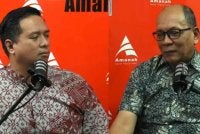 Izham (kanan) semasa Podcast Semak Episod 4 yang disiarkan melalui Facebook beliau pada Ahad.