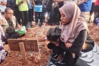 Nor Izzati Syamimi dan anaknya di pusara Allahyarham Kapten Zainol Afiq.