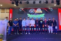 Shaaini (lima dari kanan) bersama dengan barisan penganjur Mat Moto Day Volume 2 di Kota Bharu.