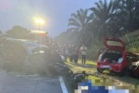 Tiga individu termasuk pasangan suami isteri maut dalam kemalangan membabitkan dua kenderaan di KM 31.2, Jalan Kota Tinggi-Kluang pada Ahad. Foto IPD Kota Tinggi