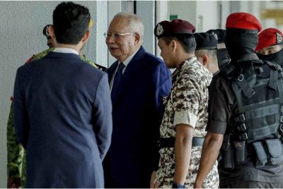 Najib hadir di Mahkamah Tinggi Kuala Lumpur bagi perbicaraan berkaitan kes saman 1MDB baru-baru ini. - Foto fail Bernama