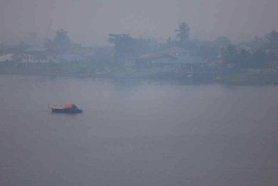 Pemandangan berjerebu dirakam di Tebingan Sungai Kuching. - Bernama
