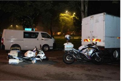 Motosikal milik Unit Rondaan Bermotosikal (URB) dirempuh suspek ketika cuba melarikan diri daripada pemeriksaan