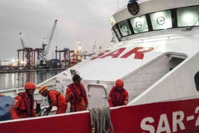 Pihak berkuasa menerima makluman mengenai kehilangan kapal itu pada 4.10 pagi selepas hubungan komunikasi dengannya terputus kira-kira 2 pagi. - Agensi