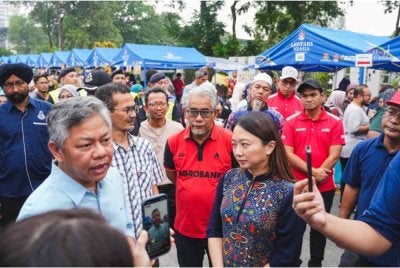 Hannah (kanan) dan Tengku Ahmad Badli (tengah) sepanjang sesi libat urus di Fiesta Pasar Malam Kuala Lumpur.