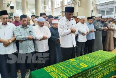 Dr Dzulkefly diberi penghormatan oleh keluarga untuk mengimamkan solat jenazah Allahyarham Dr Ainul di Masjid Al-Karomah, Kampung Baung pada Ahad.