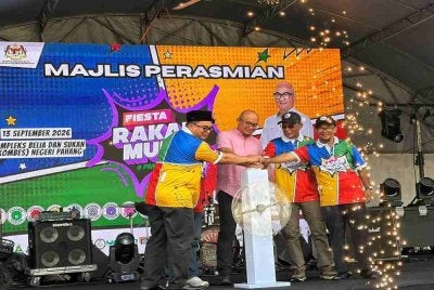 Fadzli (tengah) merasmikan Fiesta Rakan Muda Pahang 2026 di Kompleks Belia dan Sukan Negeri Pahang di sini pada Ahad. Foto Sinar Harian.