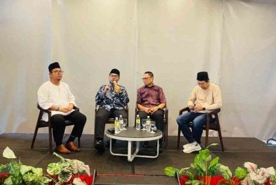 Mujahid (dua dari kiri) memberi penerangan mengenai laporan Suruhanjaya Siasatan Diraja (RCI) Lembaga Tabung Haji (TH) dalam siri Jelajah Penerangan RCI TH di Johor Bahru, pada Ahad.