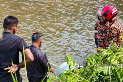 Tong berisi rangka manusia ditemukan di Kolam Takungan Air di Jalan Bukit Tambun, Alor Gajah pada 11.40 pagi tadi.