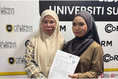 Nurul Shafiqah (kanan) bersama ibu saudaranya, Siti Shahida ketika mendaftar di UniSZA pada Ahad.