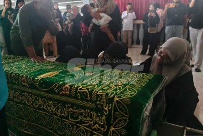 Jenazah Kapten Zainol Afiq tiba di Masjid Bandar Baru Senawang, Seremban pada Ahad. 
