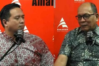Izham (kanan) semasa Podcast Semak Episod 4 yang disiarkan melalui Facebook beliau pada Ahad.