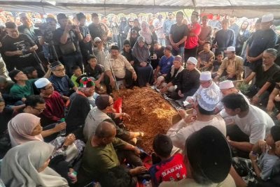 Allahyarham dikebumikan di Tanah Perkuburan Islam Senawang di Seremban pada Ahad.
