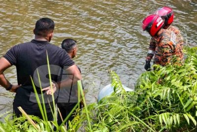 Tong berisi rangka manusia ditemukan di Kolam Takungan Air di Jalan Bukit Tambun, Alor Gajah pada 11.40 pagi tadi.