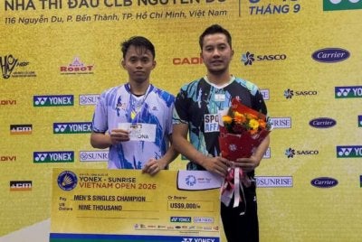 Aidil Sholeh (kiri) menjuarai Terbuka Vietnam selepas menewaskan pemain Singapura dalam aksi final di Ho Chi Minh pada Ahad.