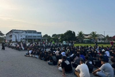 Remaja berusia seawal 13 tahun antara 271 individu yang diperiksa dalam Op Bersepadu Samseng Jalanan di Jalan Pasir Puteh, Station 18 pada awal pagi Ahad.