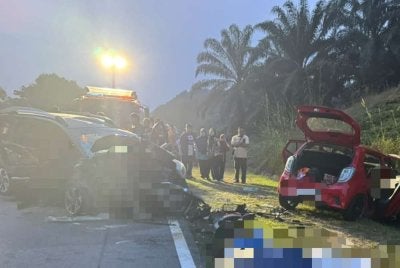 Tiga individu termasuk pasangan suami isteri maut dalam kemalangan membabitkan dua kenderaan di KM 31.2, Jalan Kota Tinggi-Kluang pada Ahad. Foto IPD Kota Tinggi