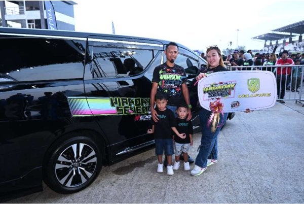 ​Mohd Supiyan bersama isteri dan anak selepas diumumkan memenangi sebuah Toyota Vellfire sempena program Himpunan Wira Day 7.0 di Stadium Permotoran Gong Badak di Kuala Nerus pada Sabtu.