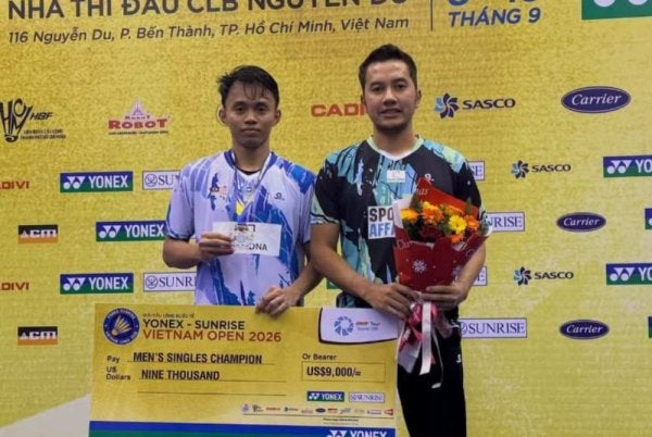 Aidil Sholeh (kiri) menjuarai Terbuka Vietnam selepas menewaskan pemain Singapura dalam aksi final di Ho Chi Minh pada Ahad.