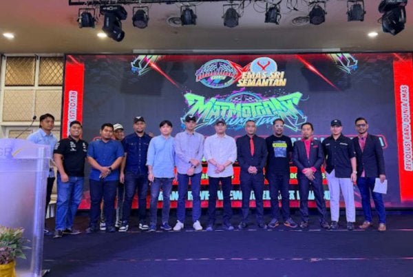 Shaaini (lima dari kanan) bersama dengan barisan penganjur Mat Moto Day Volume 2 di Kota Bharu.