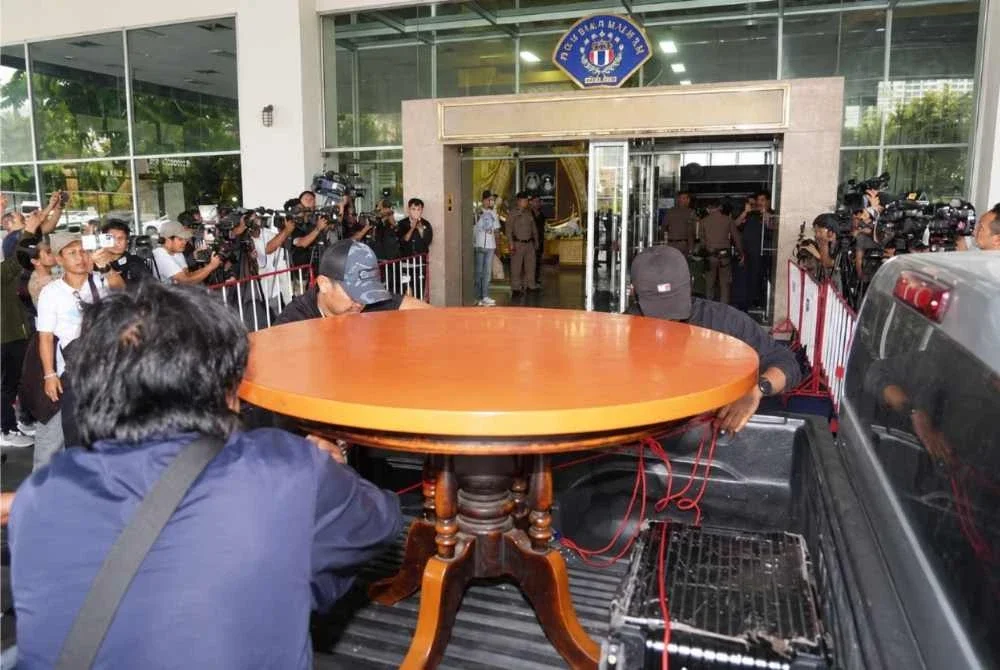 Meja yang menjadi tumpuan lensa petugas media selepas dirampas pihak berkuasa.