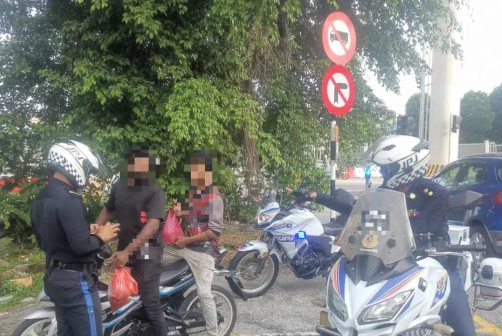 Tidak memakai topi keledar adalah antara kesalahan diberi perhatian dalam operasi keselamatan jalan raya dilaksanakan JPJ.