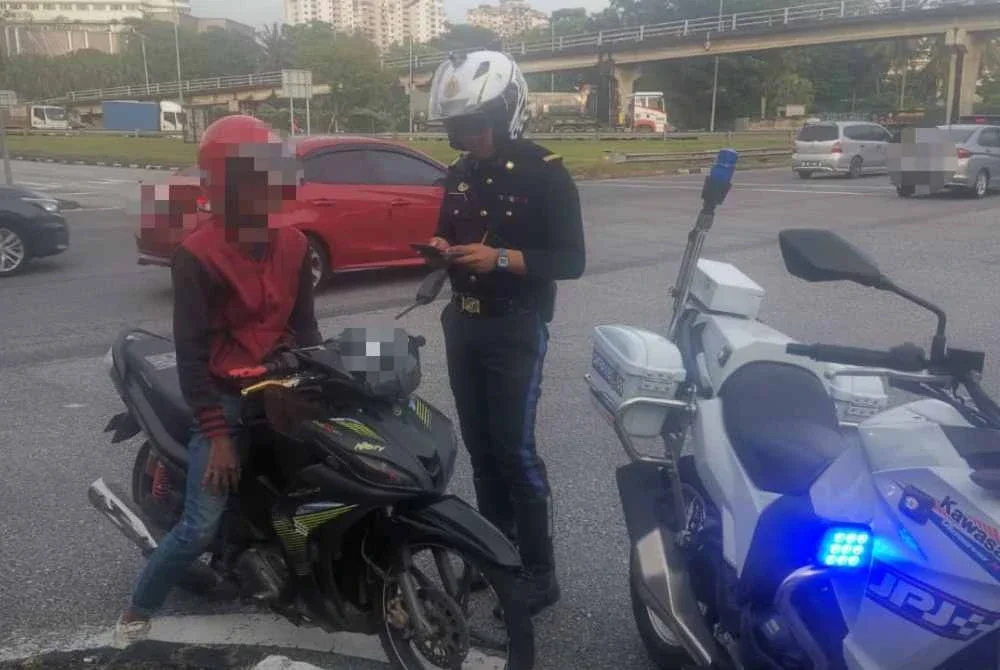 Kesalahan melanggar lampu merah juga antara sembilan kesalahan utama yang diberi perhatian dalam operasi keselamatan jalan raya JPJ.