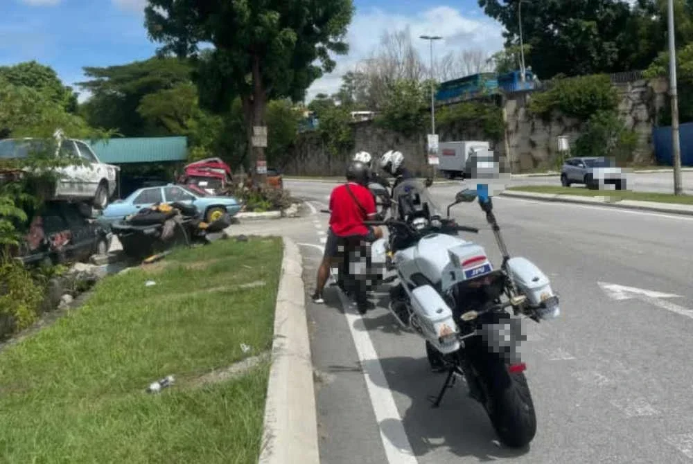 Penguat kuasa JPJ menahan beberapa penunggang motosikal.