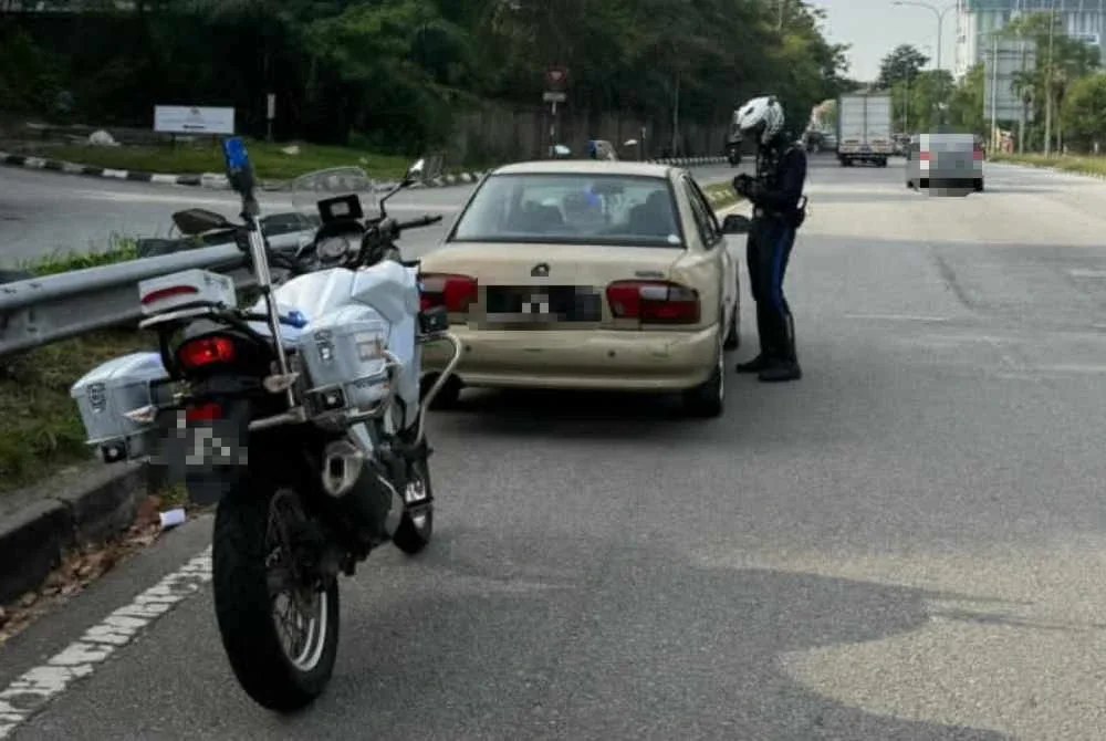 Antara kenderaan yang diperiksa pegawai JPJ menerusi operasi dijalankan.