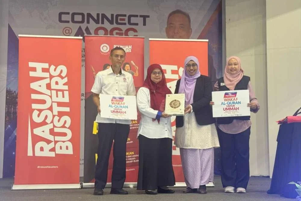 Nurhayati (dua, kanan) menyampaikan Waqaf Al-Quran yang disumbangkan Warisan Umnah Ikhlas (WUI) kepada Timbalan Pengarah Khidmat Pengurusan dan Hal Ehwal Pelajar TVETMARA Kemaman.