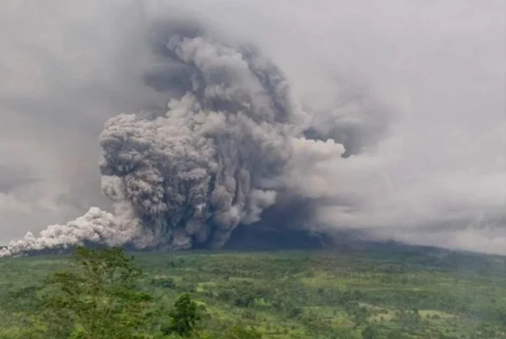 Gunung Semeru di Jawa Timur meletus tiga kali pada pagi Isnin.