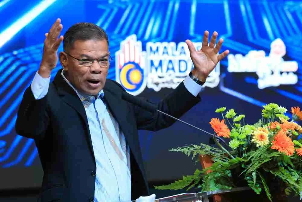 Saifuddin Nasution menyampaikan ucapan pada Perhimpunan Bulanan Kementerian Dalam Negeri (KDN) di Kompleks Setia Perkasa pada Isnin. Foto Bernama