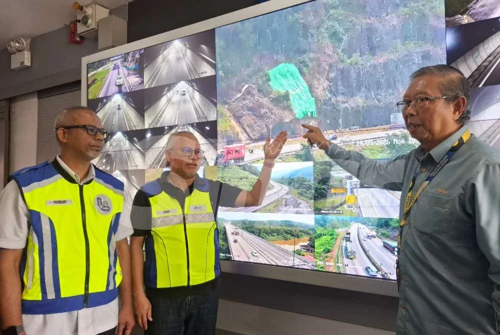 Mohammad Nizar (kanan) ketika meninjau rakaman kamera litar tertutup (CCTV) lokasi kejadian di Pusat Kawalan Menora, Ipoh pada Isnin.