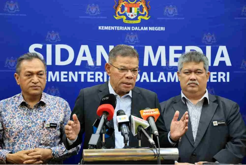 Saifuddin Nasution pada sidang media selepas menghadiri Perhimpunan Bulanan Kementerian Dalam Negeri (KDN) dan Peluncuran "AI Human Digital" di Kompleks Setia Perkasa, pada Isnin. Turut sama, Ketua Setiausaha KDN, Datuk Dr Awang Alik Jeman (kiri) dan Timbalan Ketua Setiausaha (Keselamatan) KDN, Datuk Abdul Halim Abdul Rahman. Foto Bernama