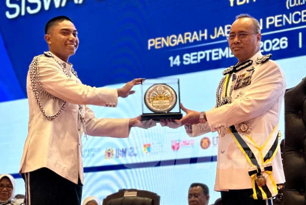 Noor Hisam (kanan) yang menyampaikan sijil kepada Inspektor Kor Sukarelawan Simpanan Polis Siswa. Foto SINAR HARIAN/ADILA SHARINNI WAHID