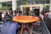 Meja yang menjadi tumpuan lensa petugas media selepas dirampas pihak berkuasa.