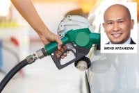 Harga minyak yang tinggi meningkatkan kos subsidi bahan api. - gambar hiasan 