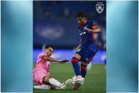 Daniesh (kanan) tampil dengan permainan bertenaga, larian pantas serta berani mencabar pertahanan lawan. - FOTO: FB Johor Southern Tigers 