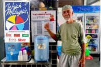 Syed Akir meneruskan legasi gerai minum diusahakan ayahnya sejak 1976.