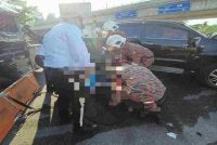 Lelaki dilaporkan maut selepas terbabit dalam kemalangan melibatkan lapan kenderaan di kawasan jejambat menghala ke Luyang, Kota Kinabalu.