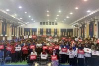 Duduk dari kiri, Ketua Penolong Pengarah Unit Integriti Mara, Mohd Yusoff Hamid, Afizah Zubaidah dan Nurhayati bergambar bersama pelajar dalam Program Jelajah Antirasuah IPMA 2026 di TVETMARA Besut pada Rabu.